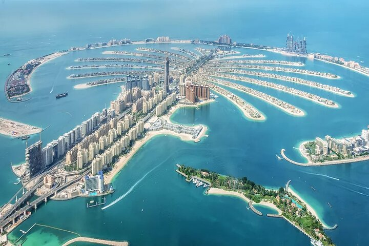 Discover the stunning design of Palm Jumeirah a man-made marvel with picturesque views showcasing the luxurious side of Dubai’s architectural brilliance and serene coastal charm. Perfect for unforgettable memories!